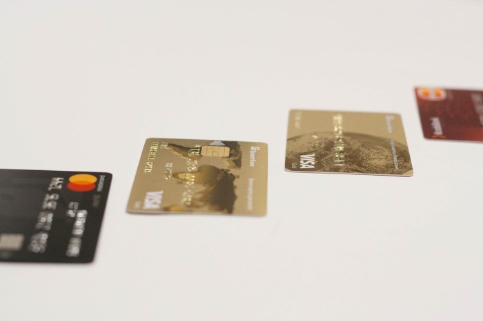 Card currency payments when traveling